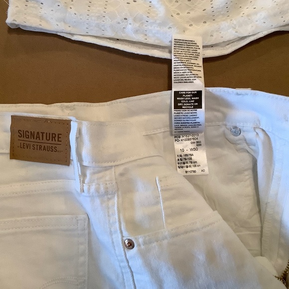 Levi’s white denim shorts - Picture 3 of 12